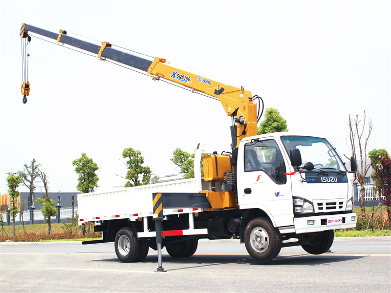 ISUZU NKR cargo truck with telescopic crane 