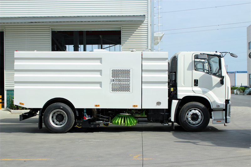 Isuzu cleaning sweeper truck Isuzu cleaning sweeper truck