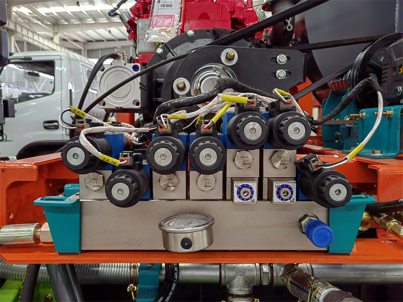 Isuzu cleaning sweeper truck