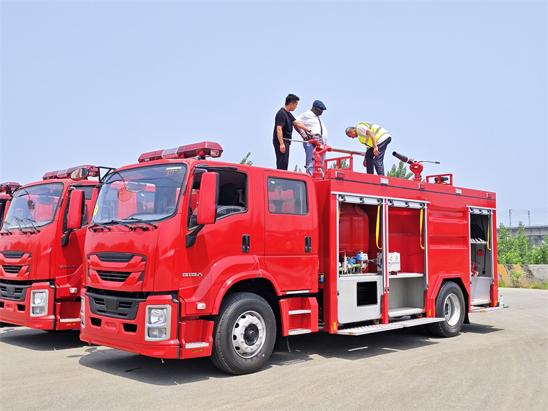 Isuzu GIGA dry powder fire truck