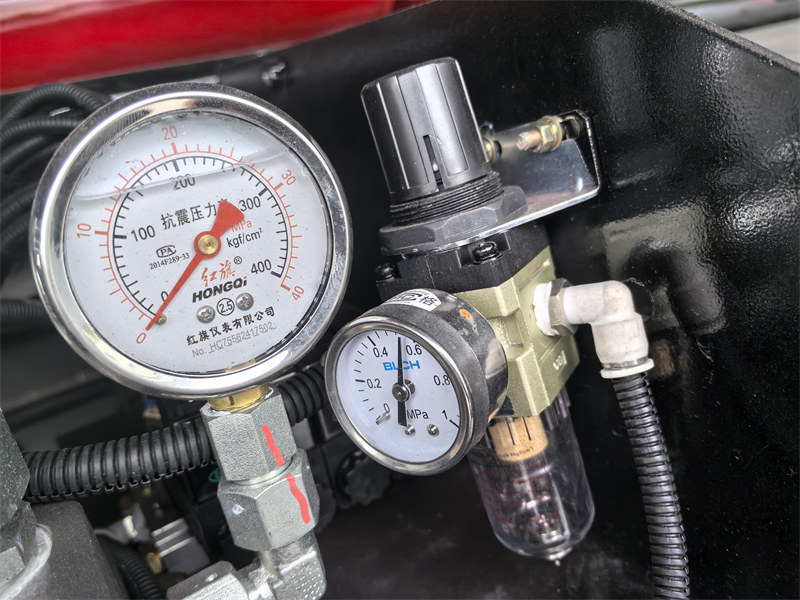 Pressure gauge and air valve