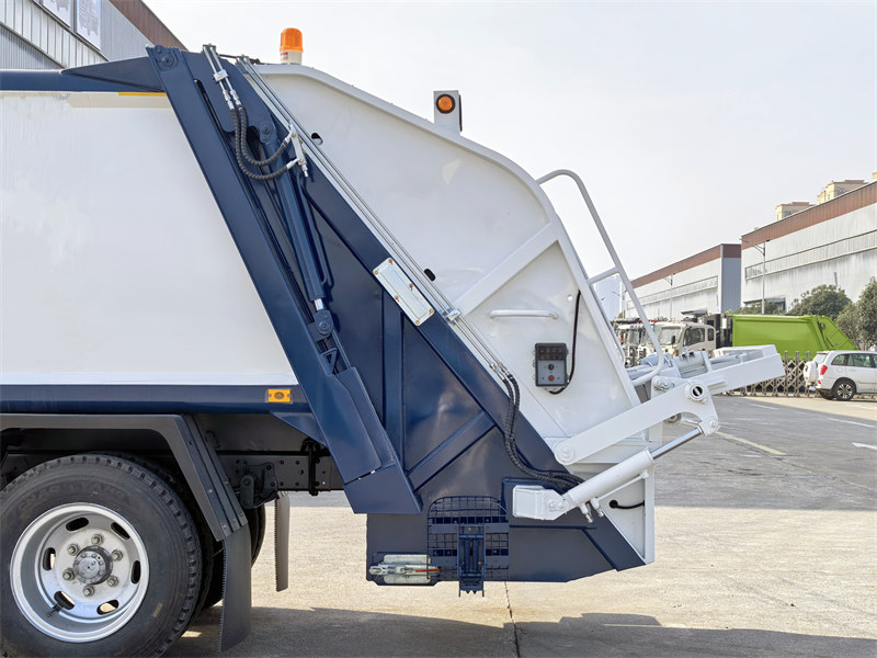 Isuzu 6cbm rear loader garbage truck