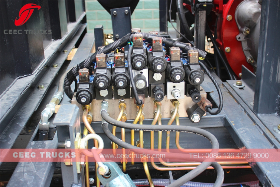 东风4000升扫路车