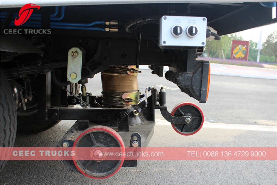 东风4000升扫路车