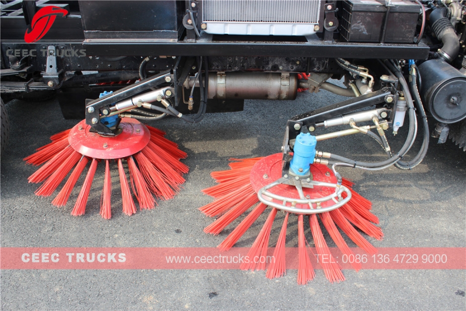 东风4000升扫路车