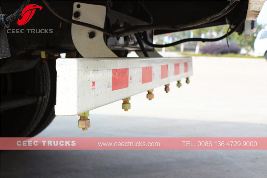 东风5000升真空扫路车