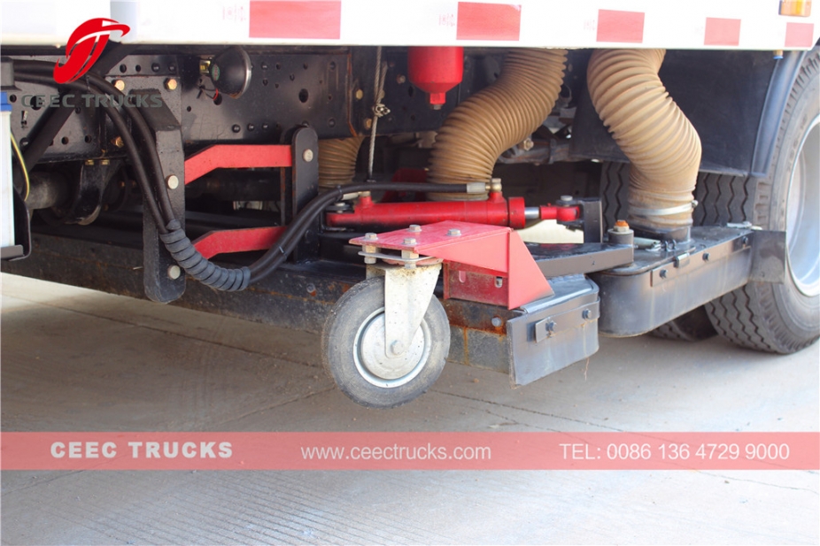 五十铃5立方米真空扫路车