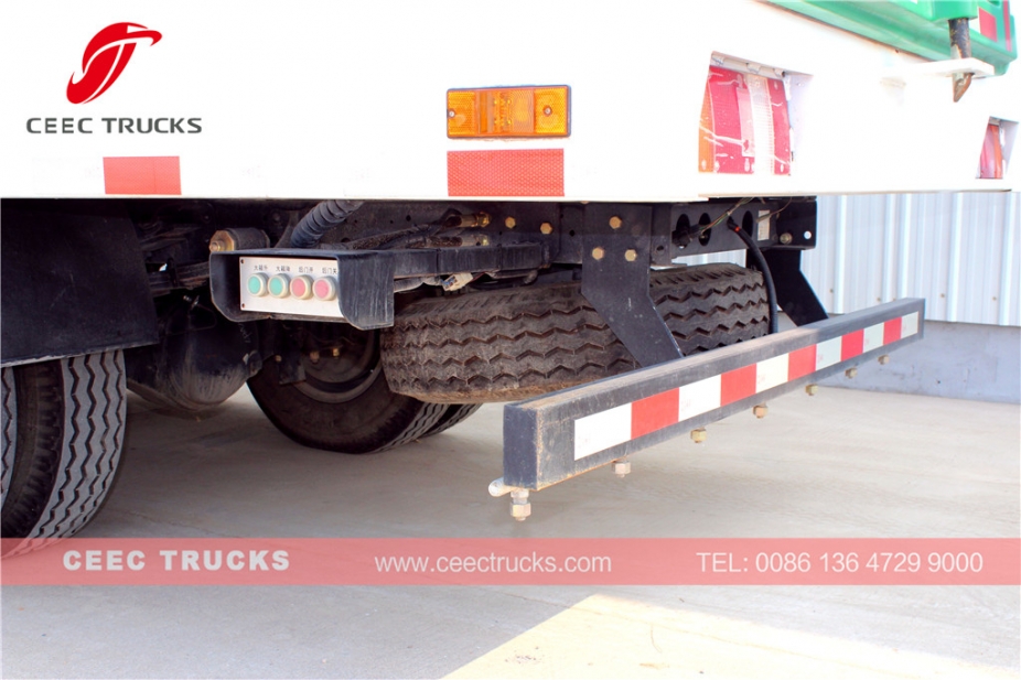 五十铃5立方米真空扫路车