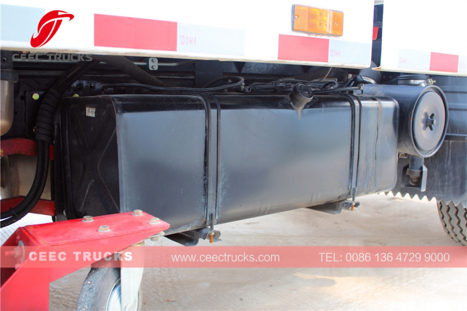 五十铃5立方米真空扫路车