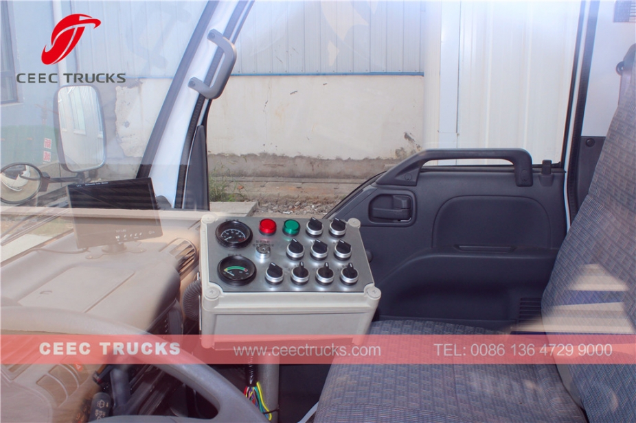 五十铃5立方米真空扫路车