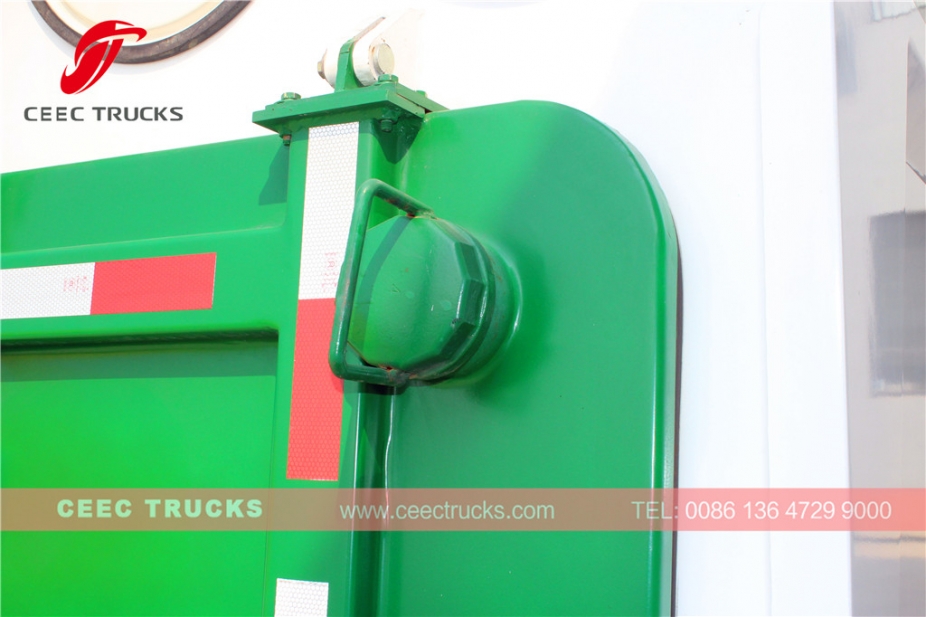 五十铃5立方米真空扫路车