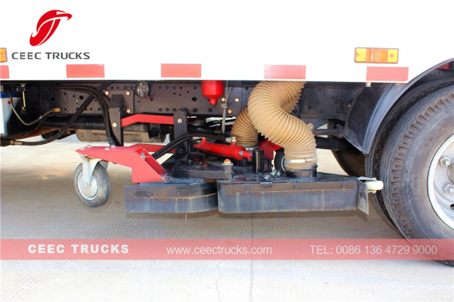 五十铃5立方米真空扫路车