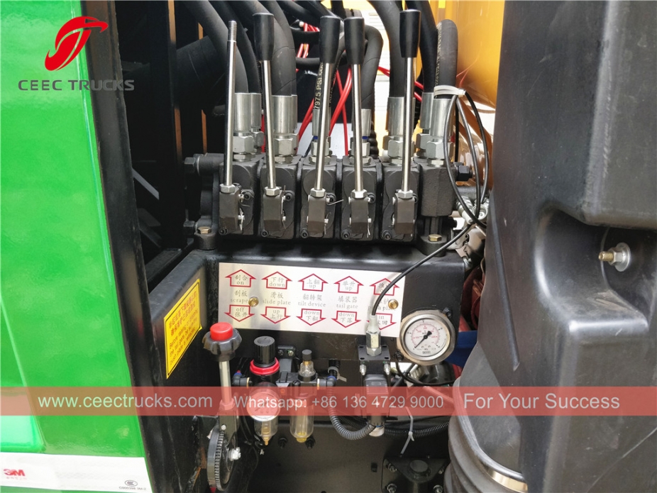 豪沃8立方米右舵压实垃圾车