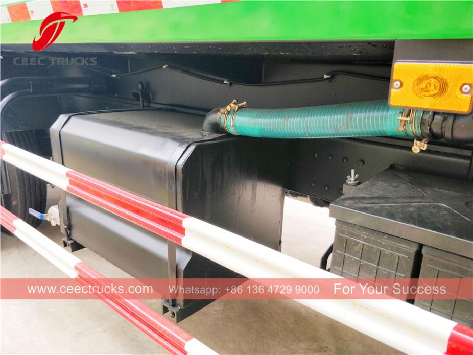 豪沃8立方米右舵压实垃圾车