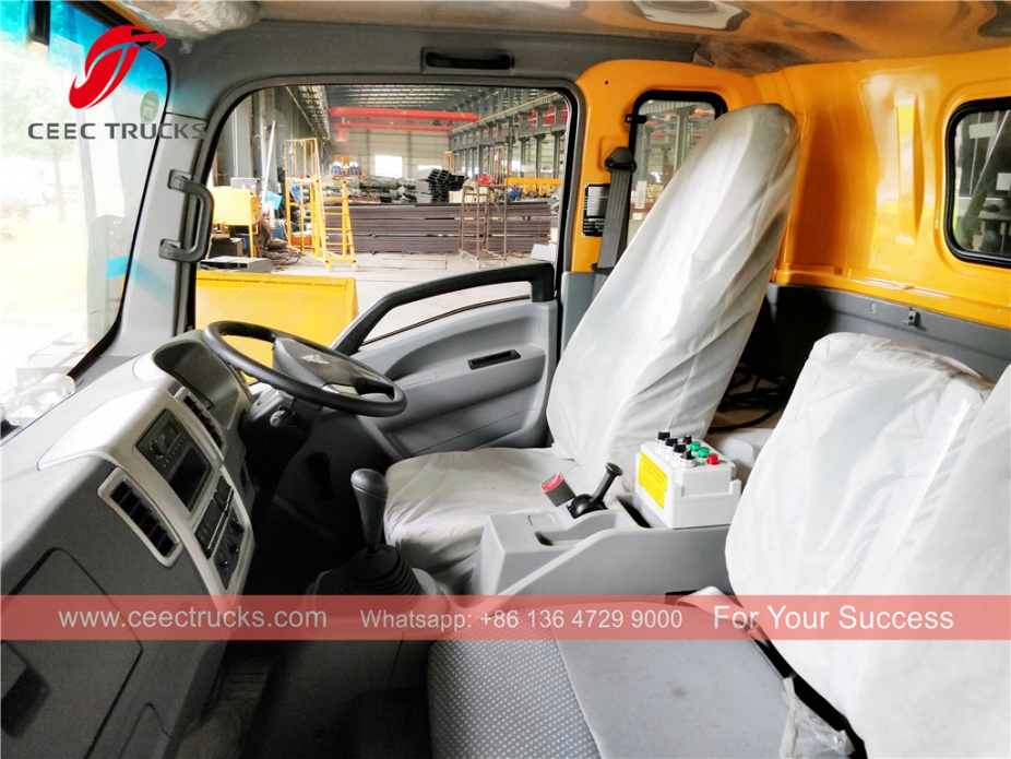 豪沃8立方米右舵压实垃圾车