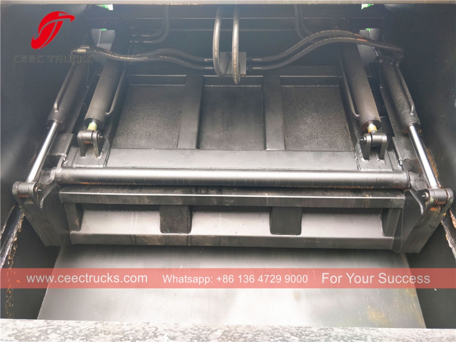 豪沃8立方米右舵压实垃圾车