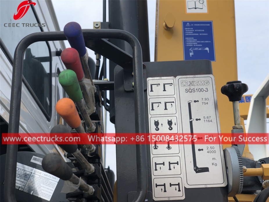 4吨豪沃伸缩臂起重卡车