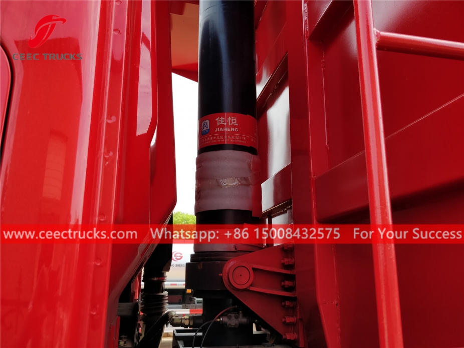 依维柯Genlyon 8x4自卸车