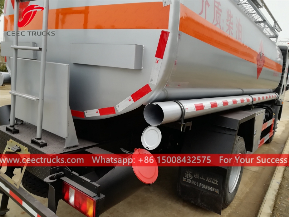 10.5立方米豪沃牌油罐车