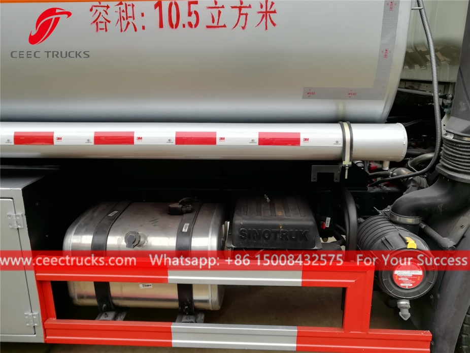 10.5立方米豪沃牌油罐车