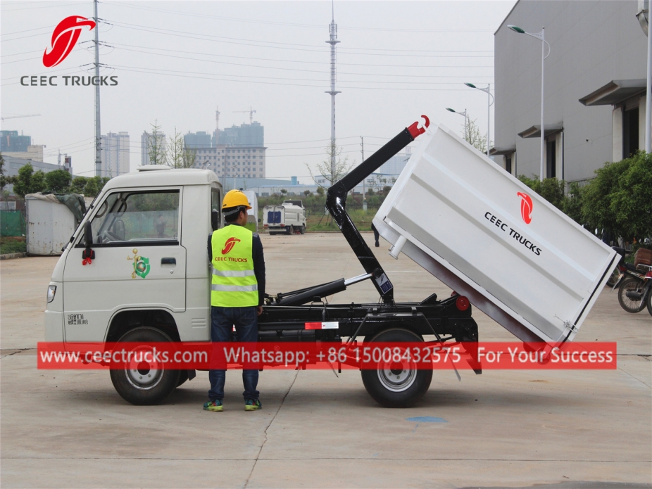 2立方米福田牌钩臂式垃圾车