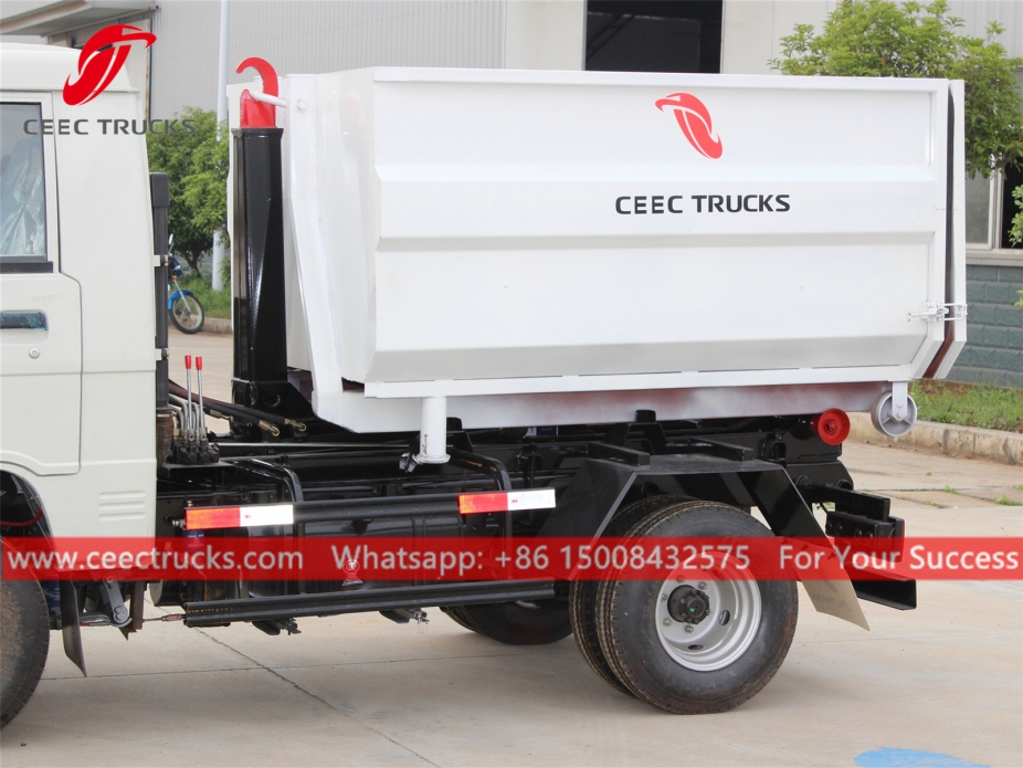 2立方米福田牌钩臂式垃圾车