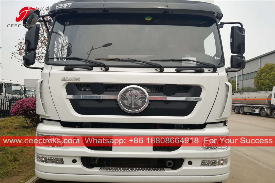 中国重汽8x4燃油运输车