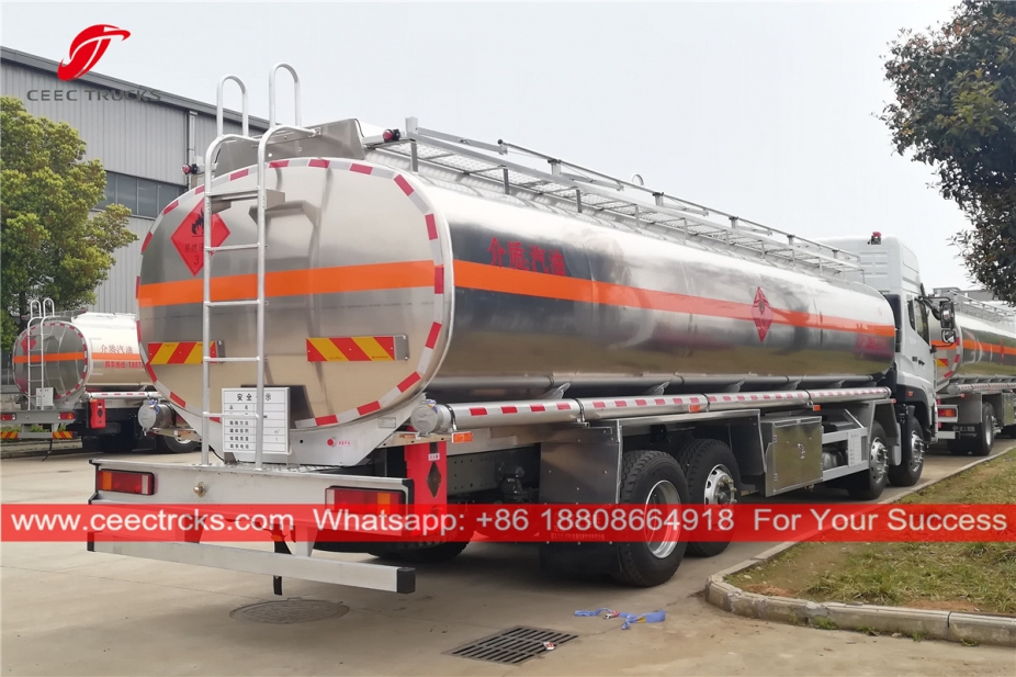 中国重汽8x4燃油运输车
