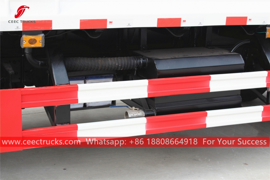 10立方米东风牌压缩式垃圾车