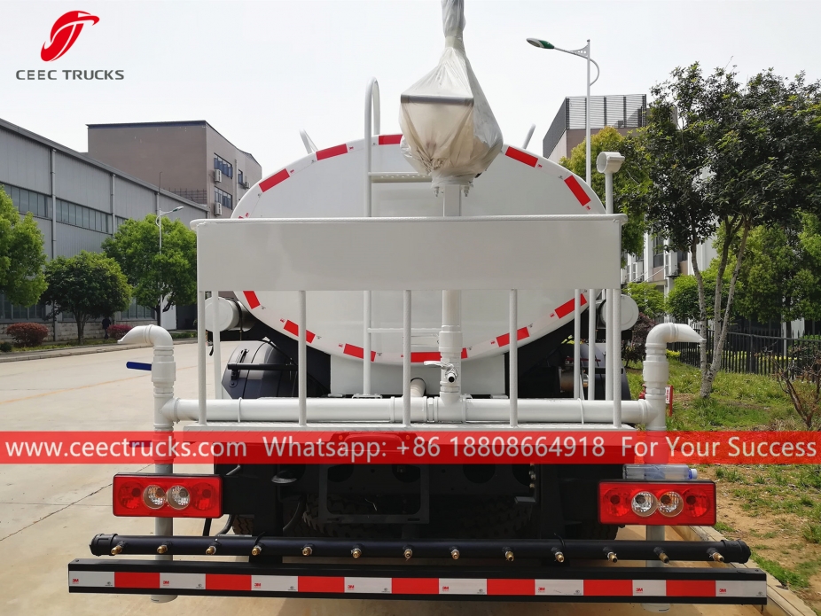 福田右舵洒水车