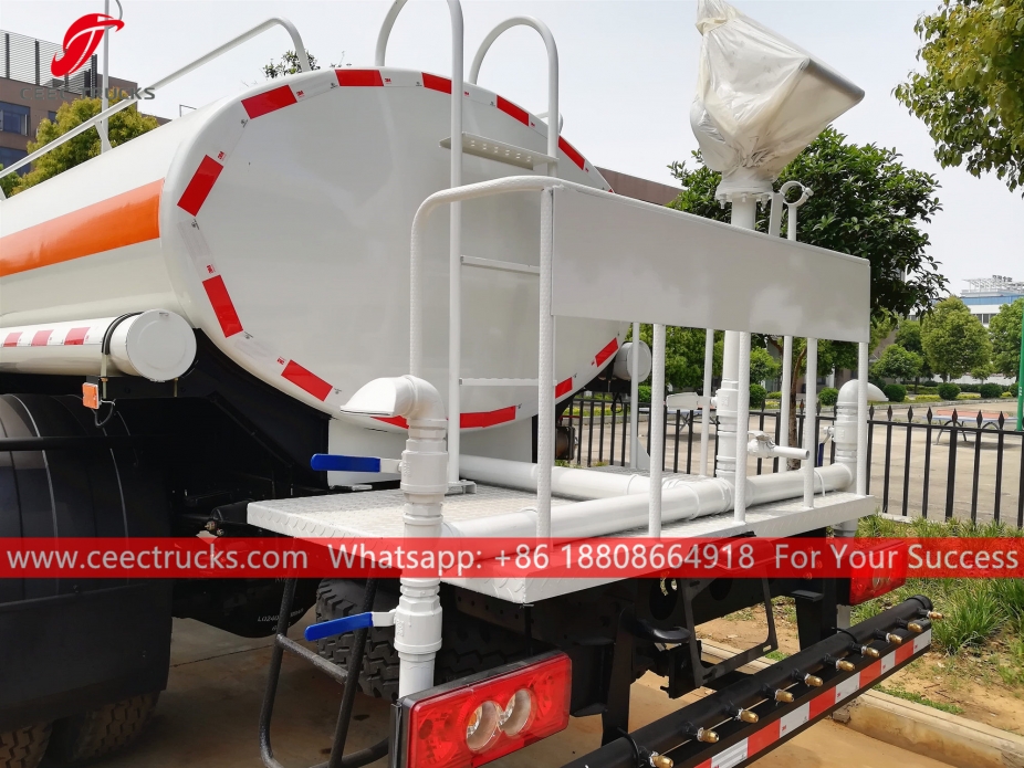 福田右舵洒水车