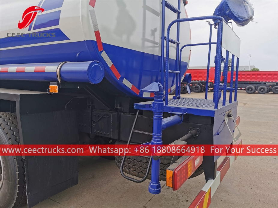 18立方米右舵大运洒水车