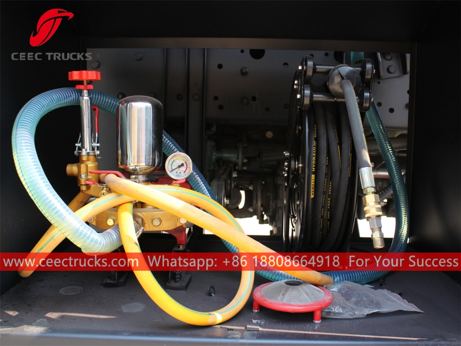 北奔4x4右舵洒水车