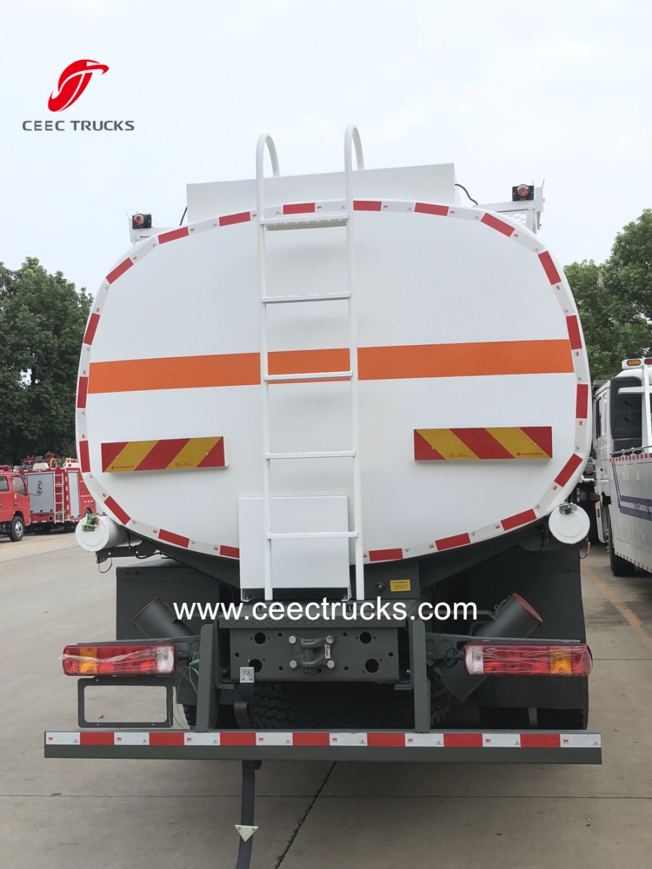 中国重汽豪沃6X6全轮驱动油罐车