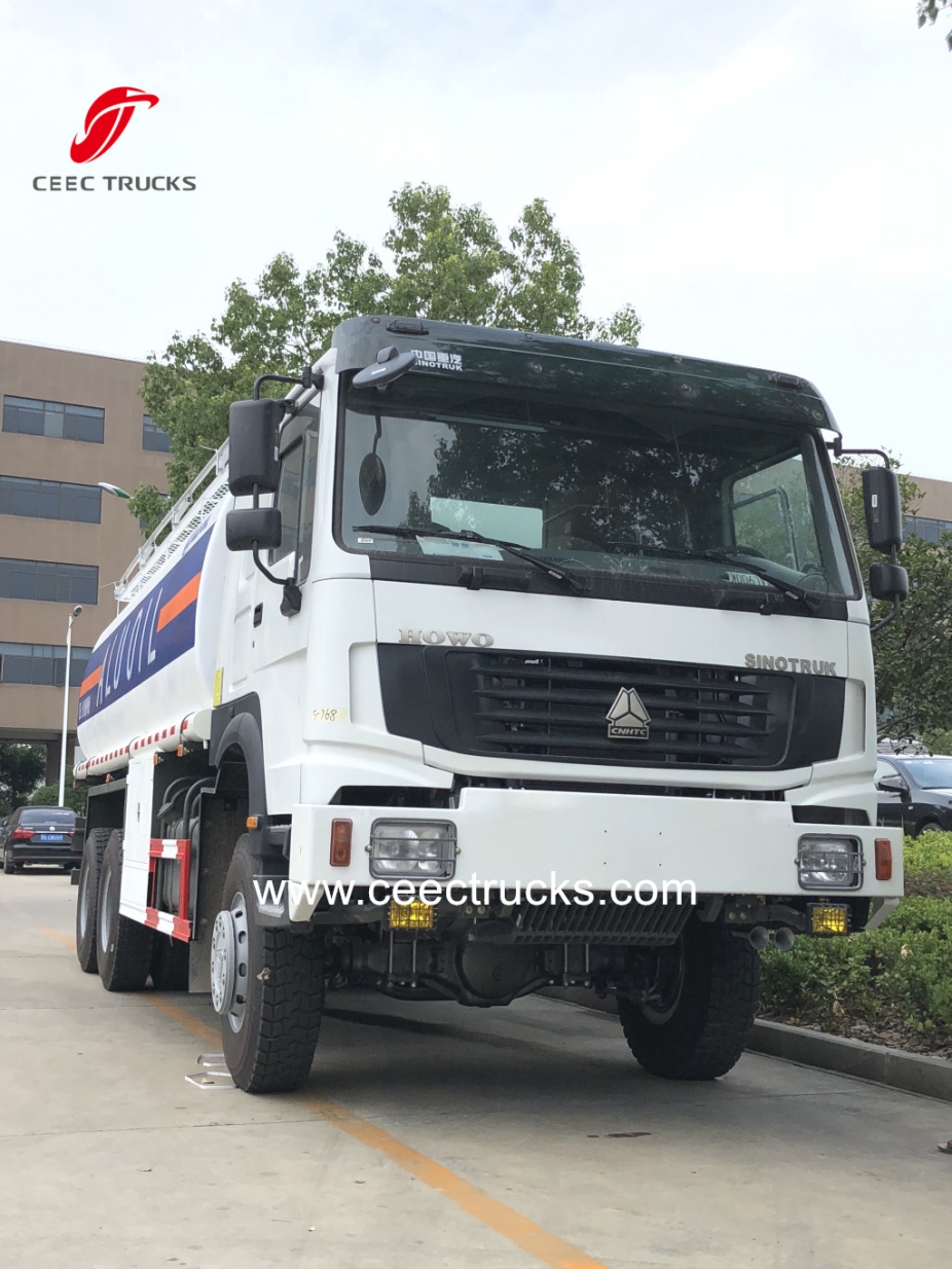 中国重汽豪沃6X6全轮驱动油罐车