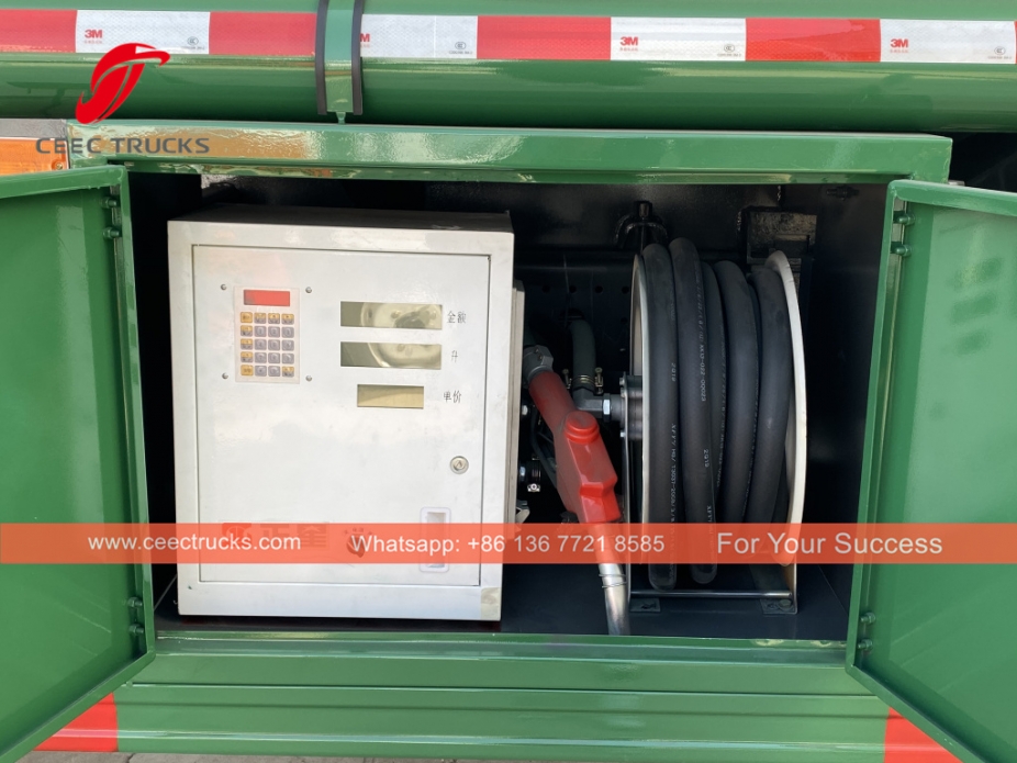 中国重汽8x4 30立方燃油运输罐车