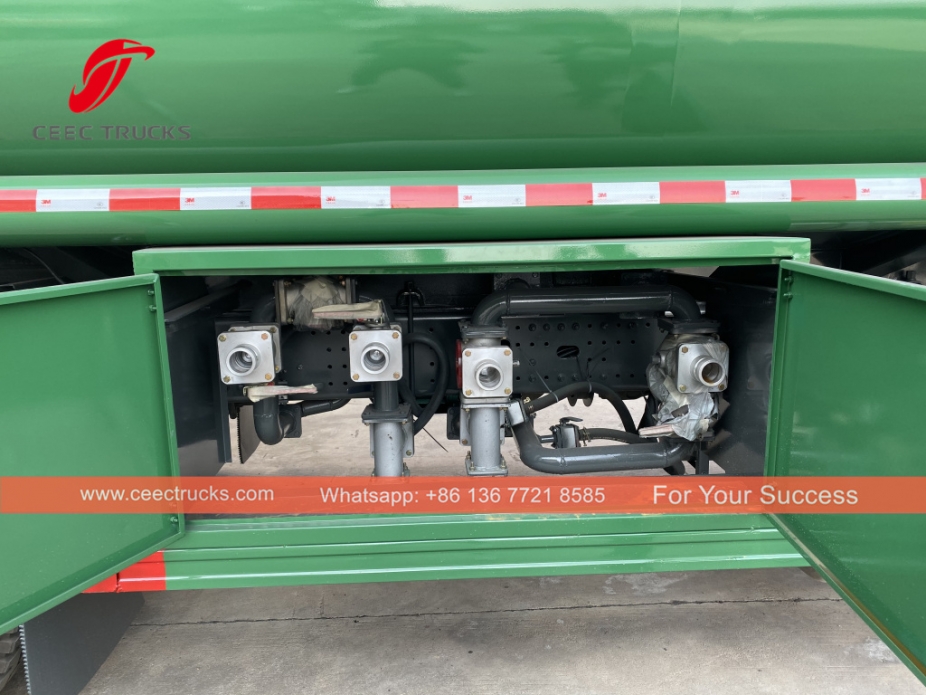 中国重汽8x4 30立方燃油运输罐车