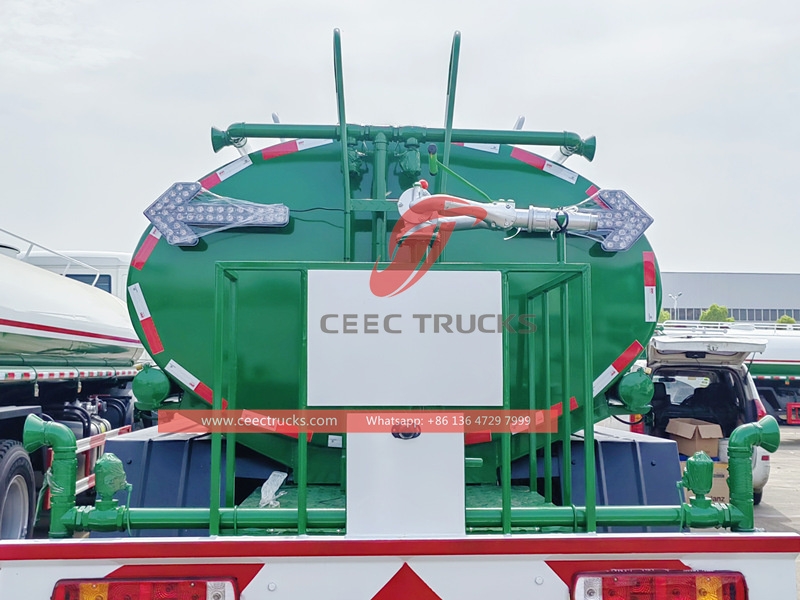 豪沃8x4 25000升洒水车