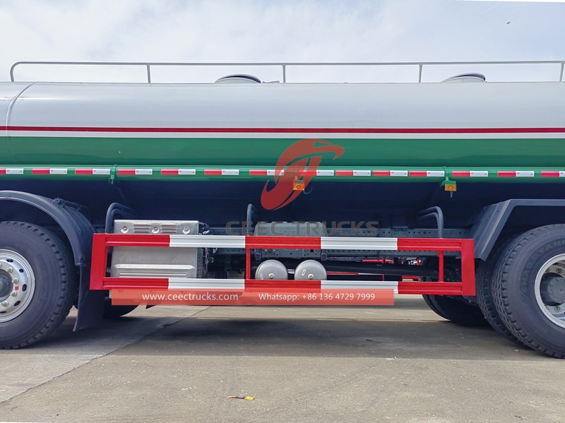 豪沃8x4 25000升洒水车