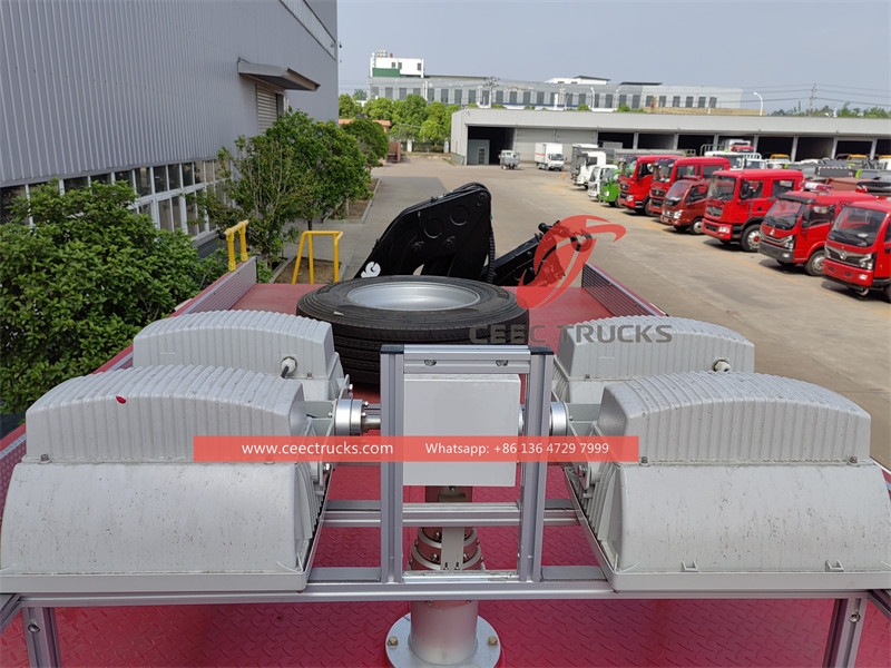 豪沃消防救援车，配5吨吊车和12米应急照明