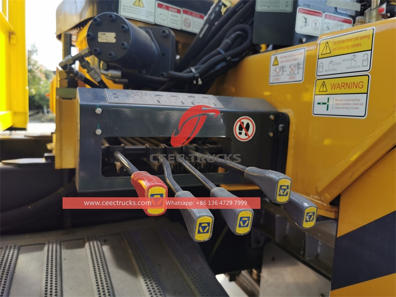 中国重汽6×4 400马力XCMG装载式起重机