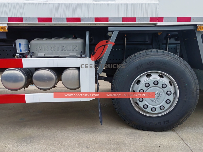 中国重汽8x4 420马力40吨自卸翻斗车，工厂直销