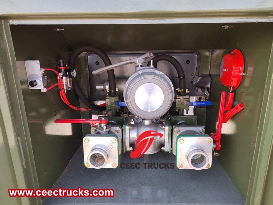 豪沃4x4驱动军用移动柴油加油车