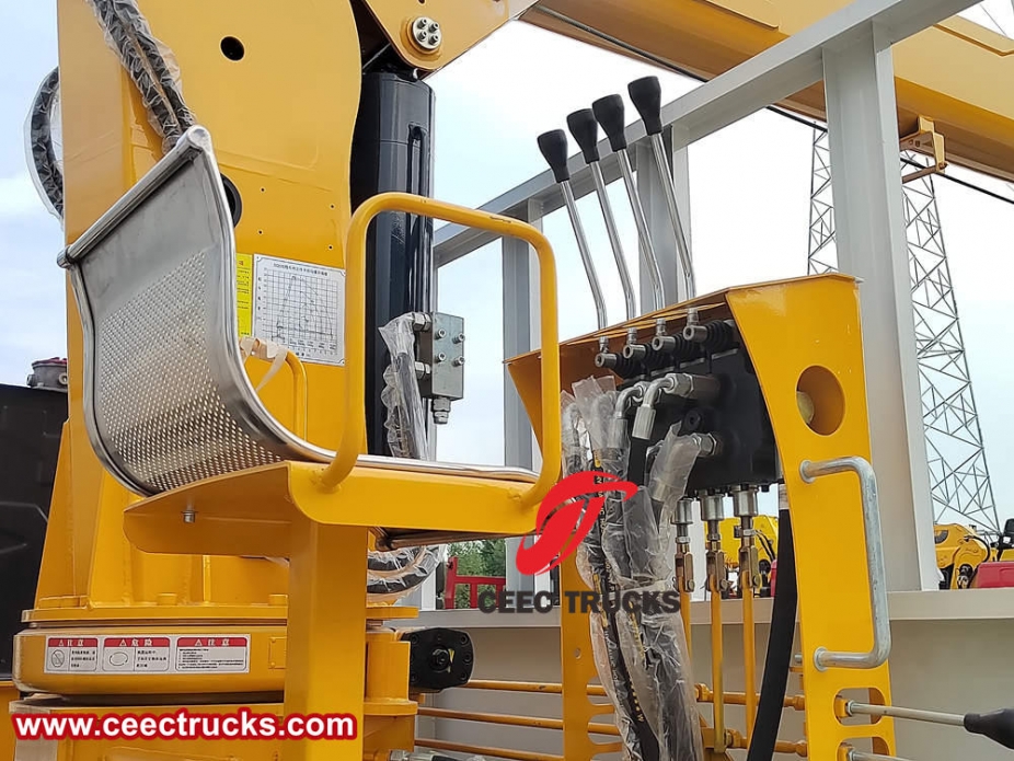 五十铃3吨刚性臂起重车