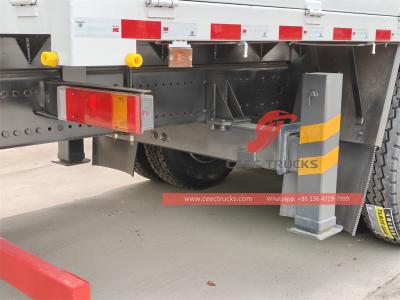 HOWO heavy-duty 371hp truck with 20 tons crane