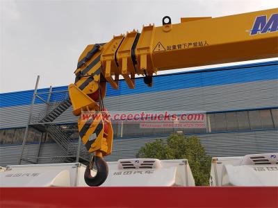 HOWO 380HP heavy boom crane truck