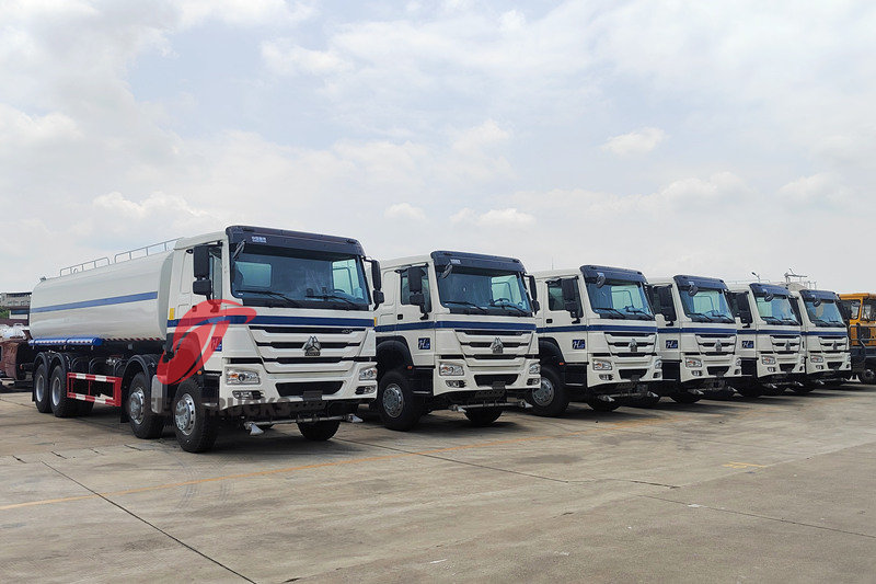 全新中国重汽 8x4 400马力 25立方米洒水车