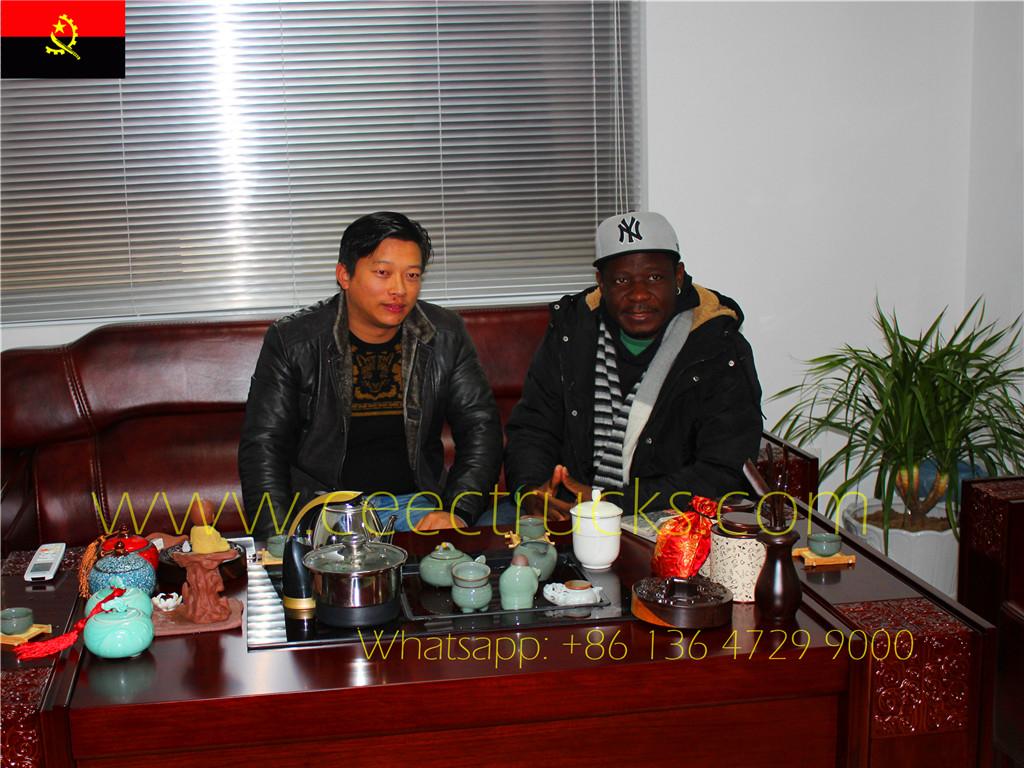 安哥拉客户访问我厂检查水罐车