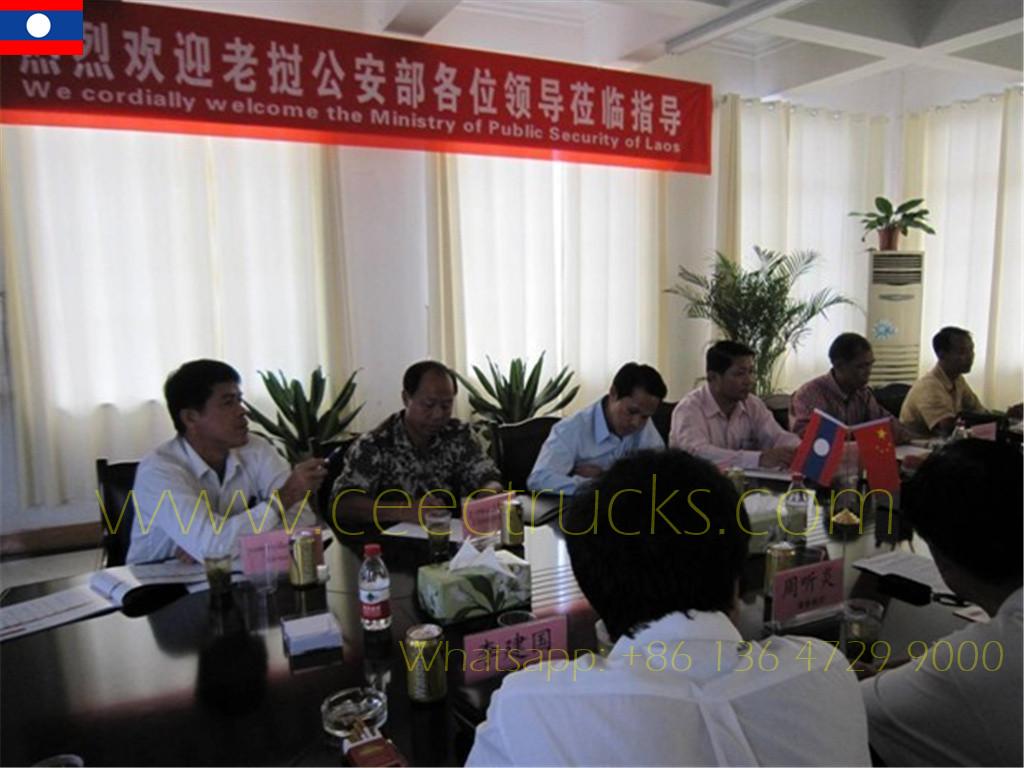 老挝客户来访，检查已订购的4辆福田消防车