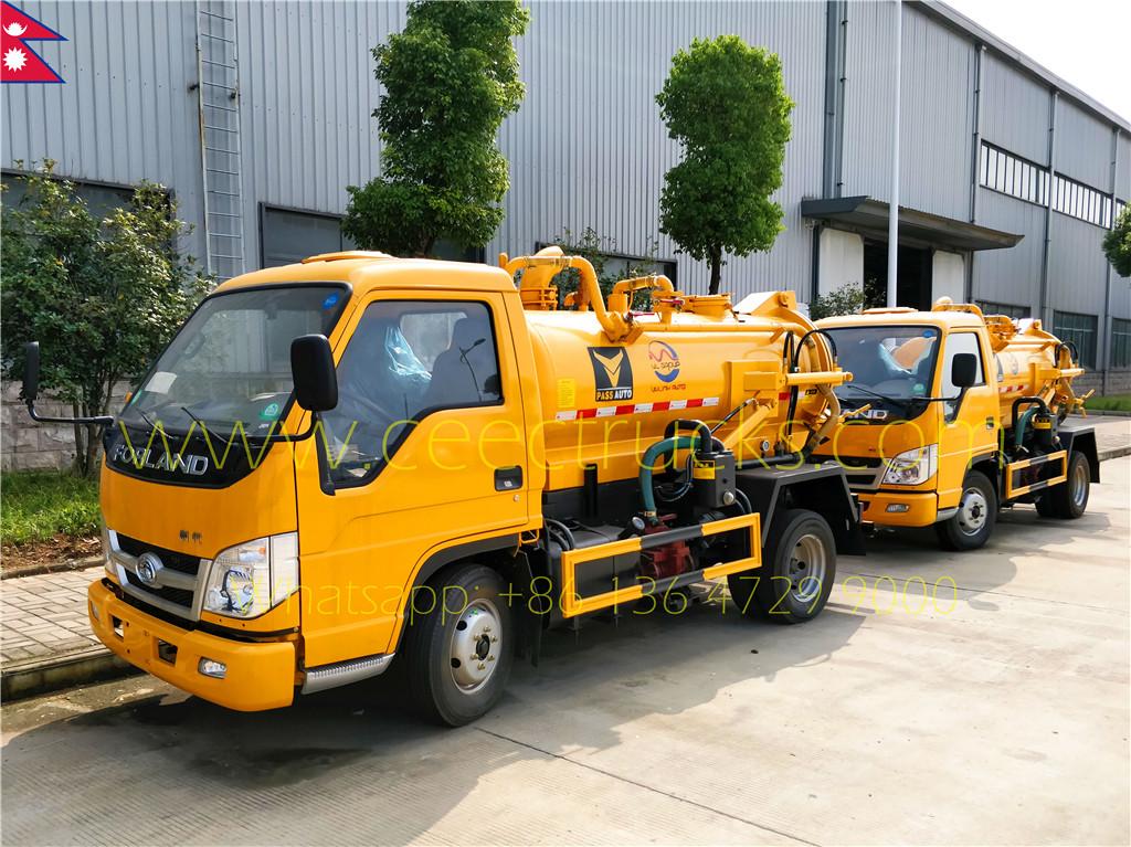 尼泊尔客户购买5台福田小型真空吸污车